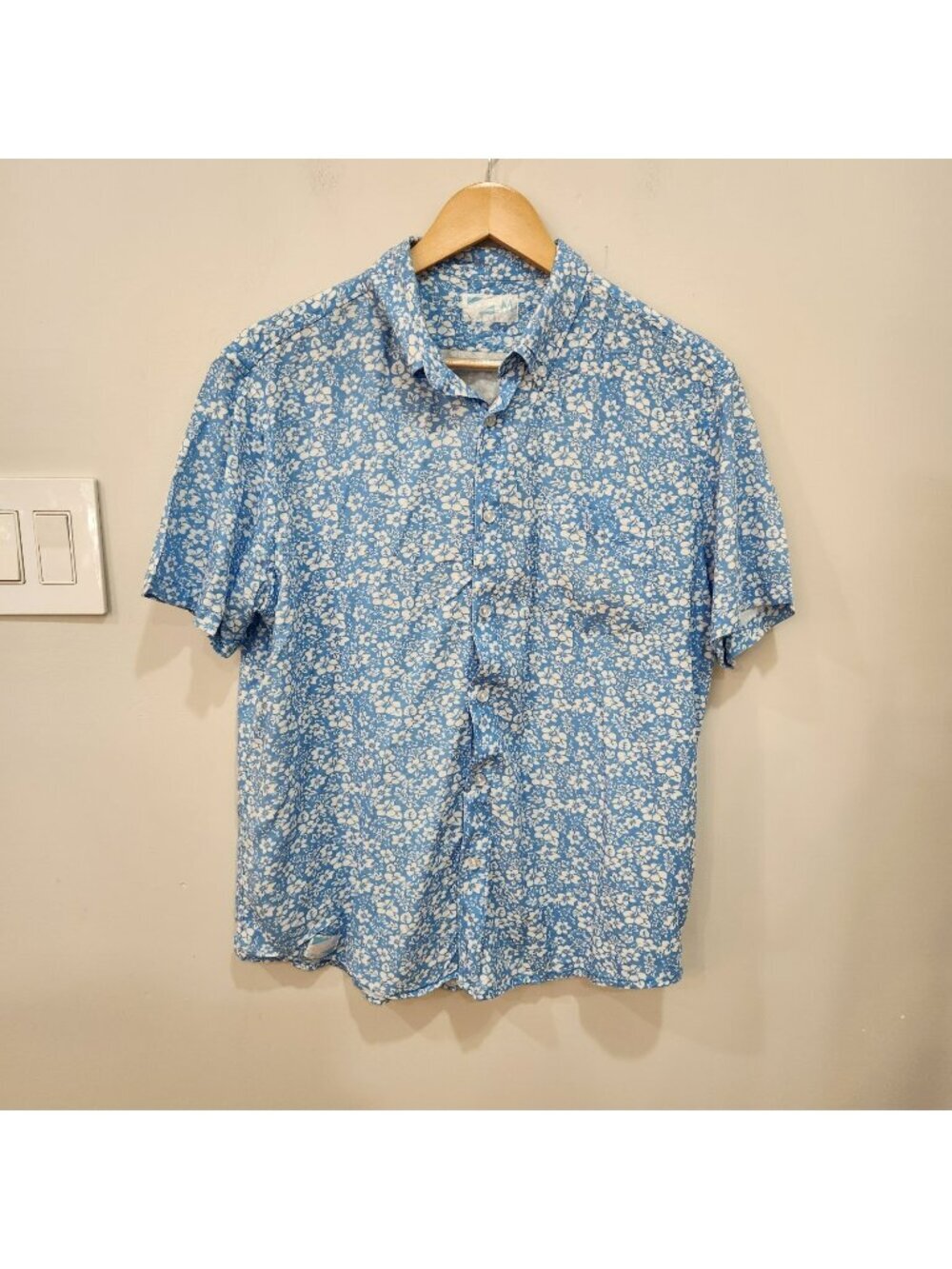 Bermies Shirt Men's M Hawaiian Performance Blue All Over Floral Button Down